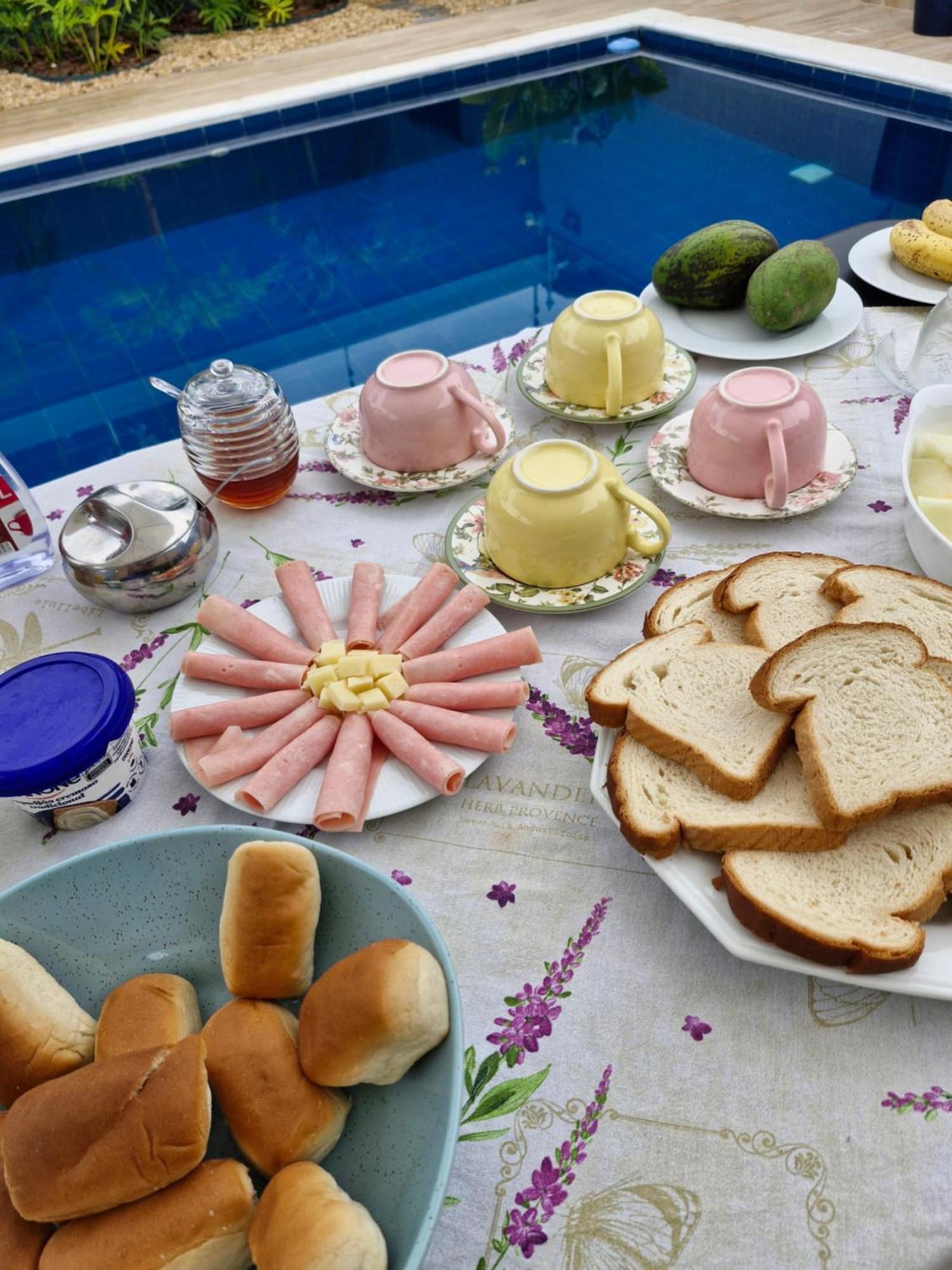 Suite Em Casa Familiar Da Mirian نيتيروي المظهر الخارجي الصورة